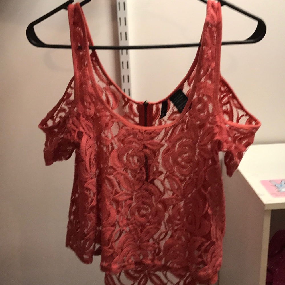 Loose peak-a-boo shoulder shirt